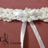 Serre-tête blanc avec fleur perlé au centre au crochet – Image 2