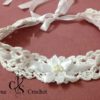 Serre-tête blanc avec fleur perlé au centre au crochet