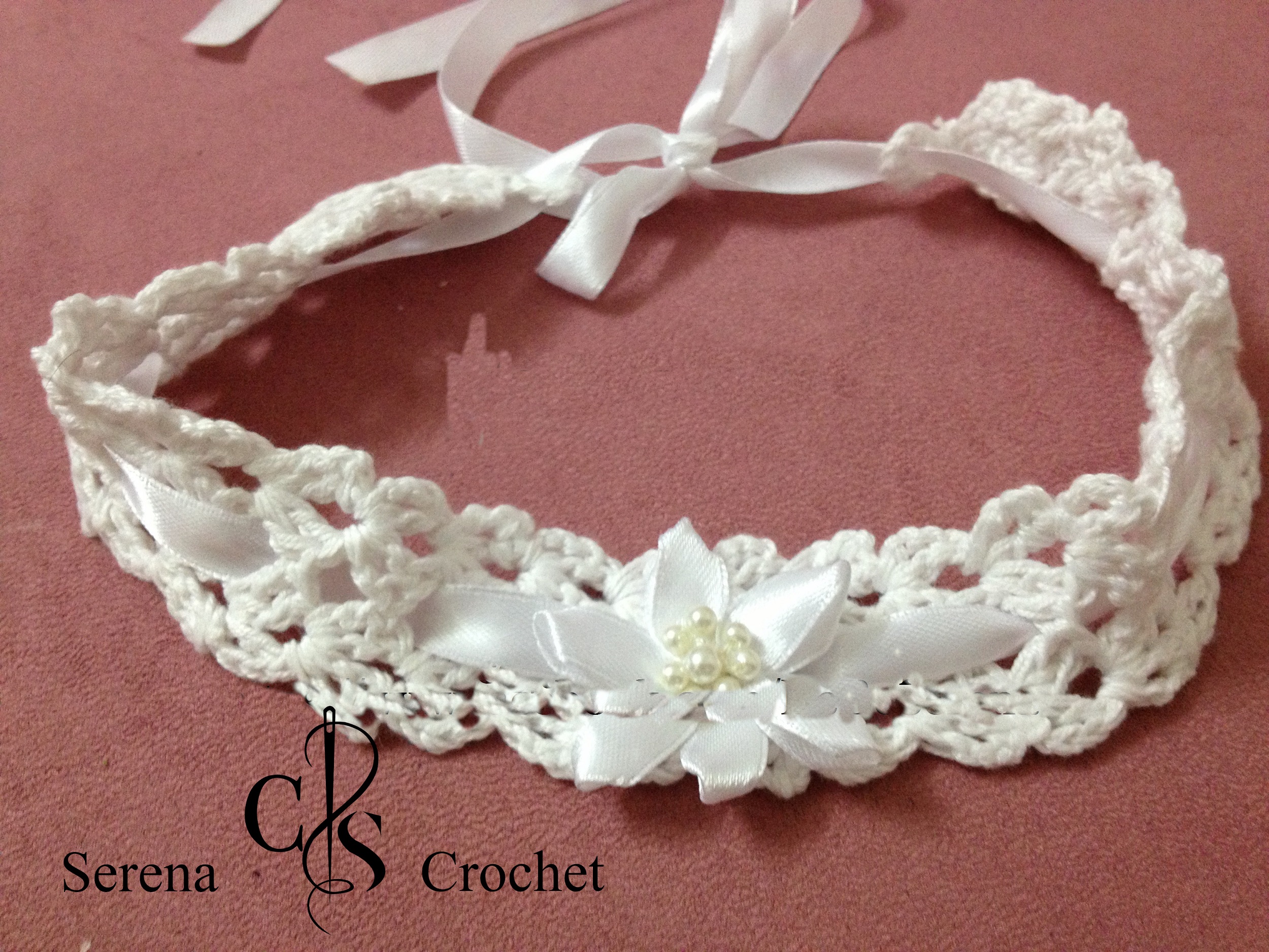 Serre Tete Blanc Avec Fleur Perle Au Centre Au Crochet Serena Crochet