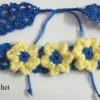 Serre-tête bleue avec fleurs jaune au crochet
