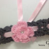 Serre-tête gris avec fleur rose au crochet – Image 4