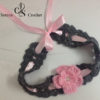 Serre-tête gris avec fleur rose au crochet