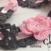 Serre-tête gris avec fleur rose au crochet – Image 3