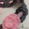 Serre-tête gris avec fleur rose au crochet – Image 2