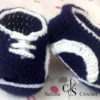 Chaussures bébé style basket bleu au crochet