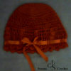 Bonnet rouge au crochet au ruban satin