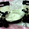 Bottes blanc et noir aux pompons au crochet