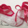 Chaussures bébé mignon au crochet décorés par du ruban rose
