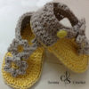 Sandales bébé jaune avec fleur gris au crochet