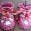 Chaussure bébé habillé perlé satiné rose au crochet