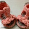 Sandales bébé rose et gris au crochet – Image 2