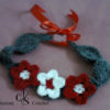 Serre-tête gris avec trois fleurs rouge et blanc au crochet