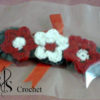 Serre-tête gris avec trois fleurs rouge et blanc au crochet – Image 2