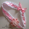 Bandana et chaussures bébé aux fleurs organza perlé au crochet – Image 3