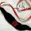 Serre-tête noir au fleur rouge fait main au crochet – Image 2