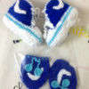 Mitaines et chaussure la nuance du bleu au crochet